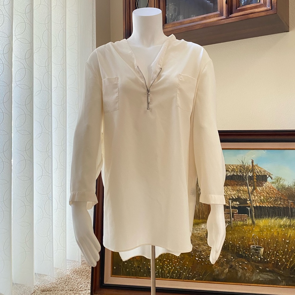 Jaclyn Smith white long sleeve blouse